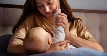 هل الرضاعة الطبيعية تمنع الحمل؟ طبيبة متخصصة: معتقد شعبي صحيح ولكن بشروط طبية