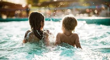 من الترطيب إلى الوقاية من الشمس والحشرات .. 8 خطوات لحماية الأطفال من حرارة الصيف المرتفعة من الترطيب إلى الوقاية من الشمس والحشرات .. 8 خطوات لحماية الأطفال من حرارة الصيف المرتفعة