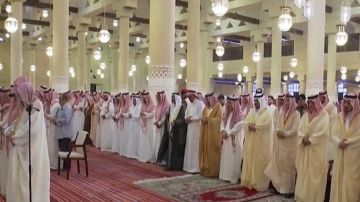 نائب أمير الرياض يؤدي صلاة الميت على الأمير الوليد بن خالد بن طلال.. فيديو نائب أمير الرياض يؤدي صلاة الميت على الأمير الوليد بن خالد بن طلال.. فيديو