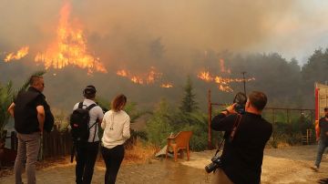 تركيا تجلي آلاف السكان مع استمرار حرائق الغابات وسط موجة حر غير مسبوقة