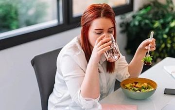 جدل حول عادة شائعة.. هل شرب المياه أثناء تناول الطعام يزيد الوزن؟