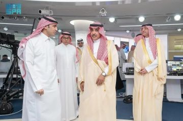 وزير الإعلام يزور مقر شبكة العربية بالرياض ويطلع على جاهزيتها التشغيلية بعد انتقالها الكامل