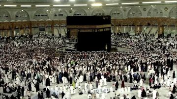 في أطهر بقاع الأرض.. المملكة تحيي سنة النبي بغسل الكعبة المشرفة