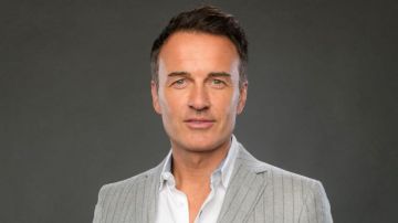 السرطان ينهي حياة نجم التلفزيون الأمريكي جوليان مكماهون عن 56 عاما