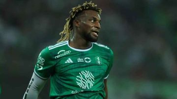 وسط أنباء رحيله.. سان ماكسيمان ينضم لمعسكر الأهلي