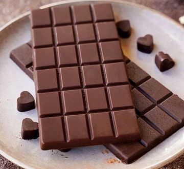 من خفض الكوليسترول إلى تحسين المزاج.. خبير تغذية: فوائد غير متوقعة للشوكولاتة