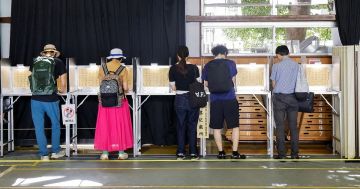 اليابانيون يدلون بأصواتهم في انتخابات مجلس الشيوخ