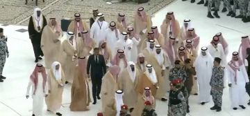 نيابة عن خادم الحرمين.. شاهد: نائب أمير مكة يتشرف بغسل الكعبة المشرفة