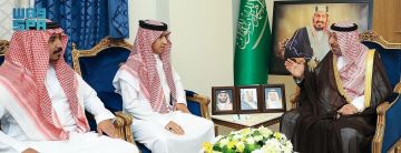 أمير نجران يسلم شاب وسام الملك عبدالعزيز لتبرعه بإحدى كليتيه لشقيقه