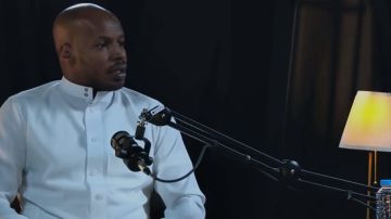 شراحيلي يروي كيف دعمه الهلال خلال أزمة إيقافه: استمروا في صرف راتبي.. فيديو شراحيلي يروي كيف دعمه الهلال خلال أزمة إيقافه: استمروا في صرف راتبي.. فيديو