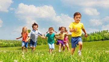 من الغيام إلى 11 ساعة ضوء.. دراسة: علاقة غريبة بين مقدار التعرض لضوء الشمس والحالة النفسية