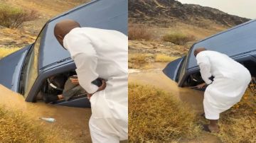 الأجواء الماطرة تخدع سائقا وتسقط مركبته في حفرة بعسير.. فيديو الأجواء الماطرة تخدع سائقا وتسقط مركبته في حفرة بعسير.. فيديو