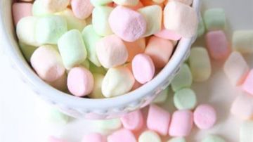 المارشميلو تحت المجهر: حلوى محببة تخفي أضرارا صحية للأطفال