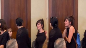 منع فتاة من احتضان الفنانة فيروز في عزاء نجلها زياد الرحباني.. فيديو منع فتاة من احتضان الفنانة فيروز في عزاء نجلها زياد الرحباني.. فيديو