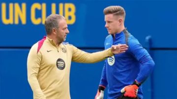 فليك يتخذ موقفا حاسما تجاه تير شتيغن وسط أزمة غيابه وشارة القيادة