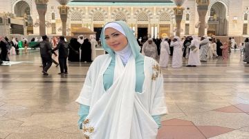 نسرين طافش تثير ضجة بظهورها بالحجاب في المسجد النبوي.. صور