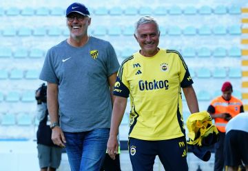 خطفت الأنظار.. تداول لقطة لمدرب اتحاد جدة ومورينيو على هامش مباراة ودية