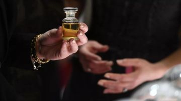 قطرة واحدة تكفي ليومين.. كيف يصنع العرب عطورا تأسر أنوف أوروبا بلا كحول؟