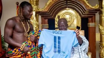 نجم مانشستر سيتي يثير الجدل بتلقي البركة من حاكم مملكة الأشانتي في غانا.. فيديو وصور