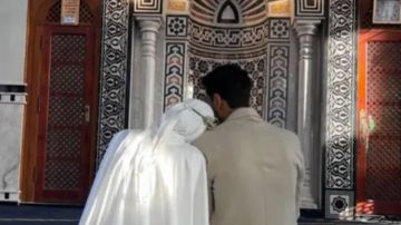 جلسة تصوير زفاف داخل مسجد تثير جدلا واسعا على مواقع التواصل