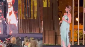 دانييلا رحمة تضع مذيعا في موقف محرج بعد تهنئته المفاجئة بالحمل على المسرح .. فيديو