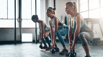 خبراء يحذرون: تحدي الكيتل بيل الشهير لا يناسب الجميع خبراء يحذرون: تحدي الكيتل بيل الشهير لا يناسب الجميع