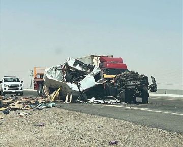 القويعية.. اصطدام مروع بين شاحنة وقلاب على طريق الرياض - الطائف القويعية.. اصطدام مروع بين شاحنة وقلاب على طريق الرياض - الطائف