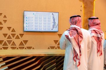 شاشات إحصائية لمتابعة الصفقات والمبيعات تعزز شفافية المزاد الدولي لمزارع إنتاج الصقور 2025 شاشات إحصائية لمتابعة الصفقات والمبيعات تعزز شفافية المزاد الدولي لمزارع إنتاج الصقور 2025