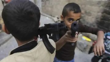 طفل يقتل والدته بطلق ناري في حادثة عبث بالسلاح