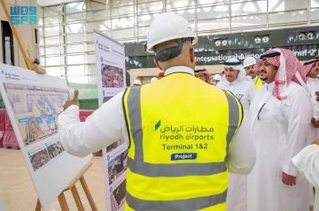 شاهد .. نائب أمير الرياض يستقل مركبة ذاتية القيادة في طريقه لزيارة مطار الملك خالد الدولي شاهد .. نائب أمير الرياض يستقل مركبة ذاتية القيادة في طريقه لزيارة مطار الملك خالد الدولي