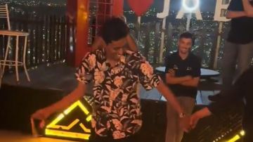 قعيد المجد يؤدي الدبكة الأردنية باحترافية عالية ..فيديو قعيد المجد يؤدي الدبكة الأردنية باحترافية عالية ..فيديو