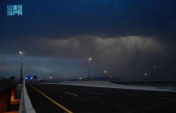 طقس اليوم الأرصاد : هطول أمطار رعدية غزيرة تؤدي إلى جريان السيول على أجزاء من جازان وعسير والباحة