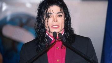 جورب متسخ لمايكل جاكسون يباع في مزاد بآلاف الدولارات .. صورة