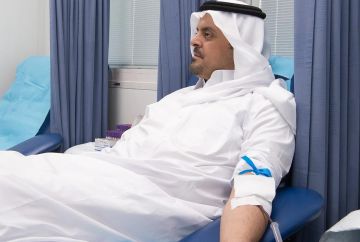 نائب أمير مكة يتبرع بالدم دعما لحملة ولي العهد للتبرع بالدم
