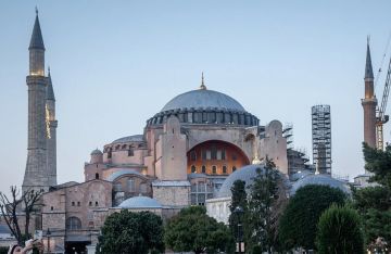 بالفيديو: يقظة مصلين تنقذ آيا صوفيا من كارثة حريق.. والمشتبه به في قبضة الأمن بالفيديو: يقظة مصلين تنقذ آيا صوفيا من كارثة حريق.. والمشتبه به في قبضة الأمن