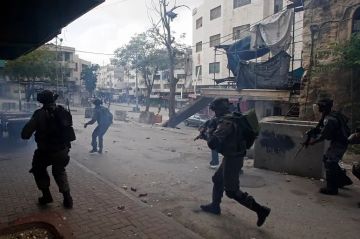 إصابة فلسطينيين برصاص الاحتلال واعتداءات للمستعمرين بالخليل