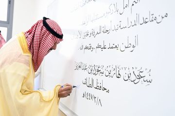 شارك الطلاب يومهم الأول .. محافظ الطائف يدشن انطلاقة العام الدراسي الجديد