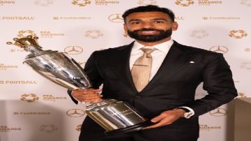 محمد صلاح يتوج بجائزة أفضل لاعب في البريميرليج محمد صلاح يتوج بجائزة أفضل لاعب في البريميرليج
