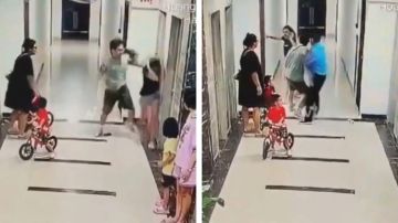 مشهد صادم لرجل يوجه اللكمات لجارته داخل مجمع سكني .. فيديو مشهد صادم لرجل يوجه اللكمات لجارته داخل مجمع سكني .. فيديو