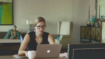 استطلاع: العمل من المنزل يرسخ حضوره رغم مخاوف التواصل والإنتاجية