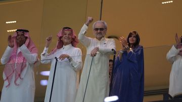 الهلال يستحضر بطولات فهد بن نافل بحضور الأمير الوليد وسعد بن نافل .. صور