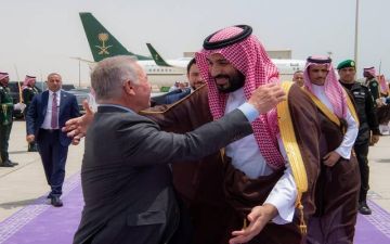 ملك الأردن يغادر نيوم.. وولي العهد في مقدمة مودعيه ملك الأردن يغادر نيوم.. وولي العهد في مقدمة مودعيه