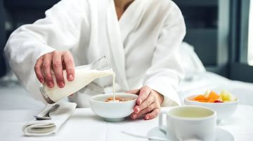 طبيب قلب يحذر: 3 أطعمة فطور صحية ترفع ضغط الدم قبل التاسعة صباحا