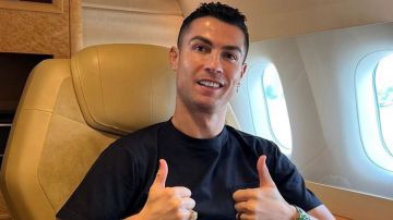 رونالدو يخطف الأنظار بساعة قيمتها 2.8 مليون ريال رونالدو يخطف الأنظار بساعة قيمتها 2.8 مليون ريال