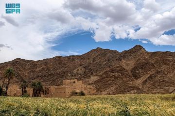 شاهد .. القلاع الحصينة وبيوت الطين العتيقة من شواهد الحضارة القديمة بمحافظة حبونا شاهد .. القلاع الحصينة وبيوت الطين العتيقة من شواهد الحضارة القديمة بمحافظة حبونا