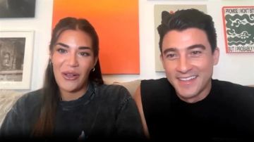 عرض زواج رومانسي يتحول إلى لقطة طريفة بظهور ثنائي مسن .. فيديو عرض زواج رومانسي يتحول إلى لقطة طريفة بظهور ثنائي مسن .. فيديو