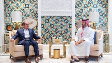 السعودية.. أصل نقوش خلف محمد بن سلمان والسيسي يثير تكهنات