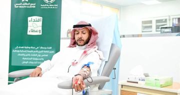 محافظ الطائف يتبرع بالدم تفاعلا مع الحملة الوطنية للتبرع بالدم