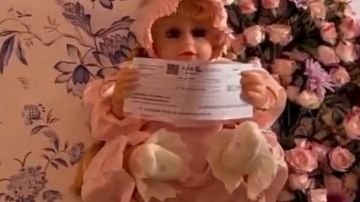 نجلاء عبدالعزيز تهدي مساعدتها 100 ألف ريال وسوارين من الذهب ..فيديو