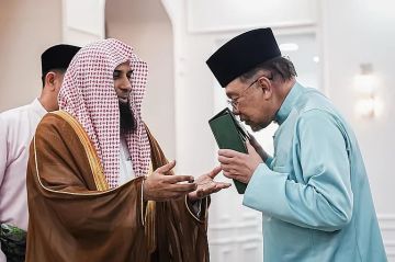 رئيس وزراء ماليزيا يشيد بالدور البارز للمملكة في خدمة الإسلام والمسلمين رئيس وزراء ماليزيا يشيد بالدور البارز للمملكة في خدمة الإسلام والمسلمين